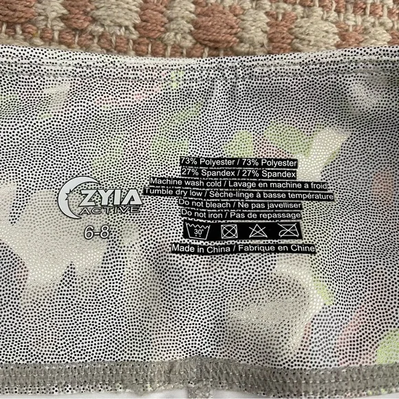 ZYIA Silver Camo Metallic Pocket Light n Tight Hi-Rise Capri 20" Leggings Sz M - Picture 15 of 16